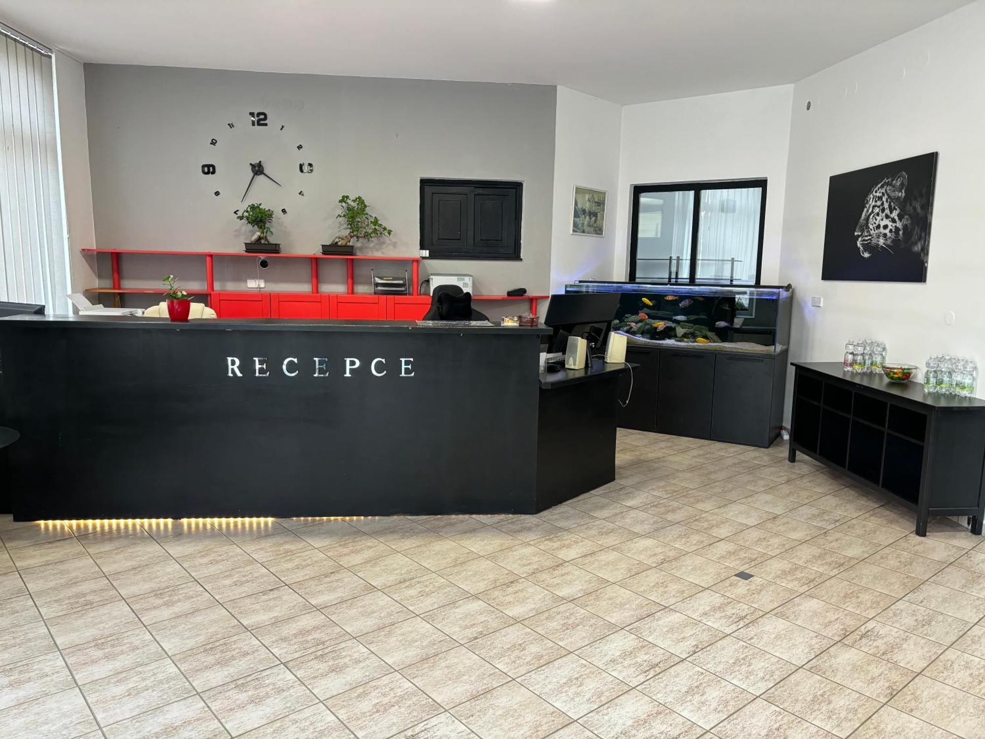 Hotel Pangea Telc Bagian luar foto